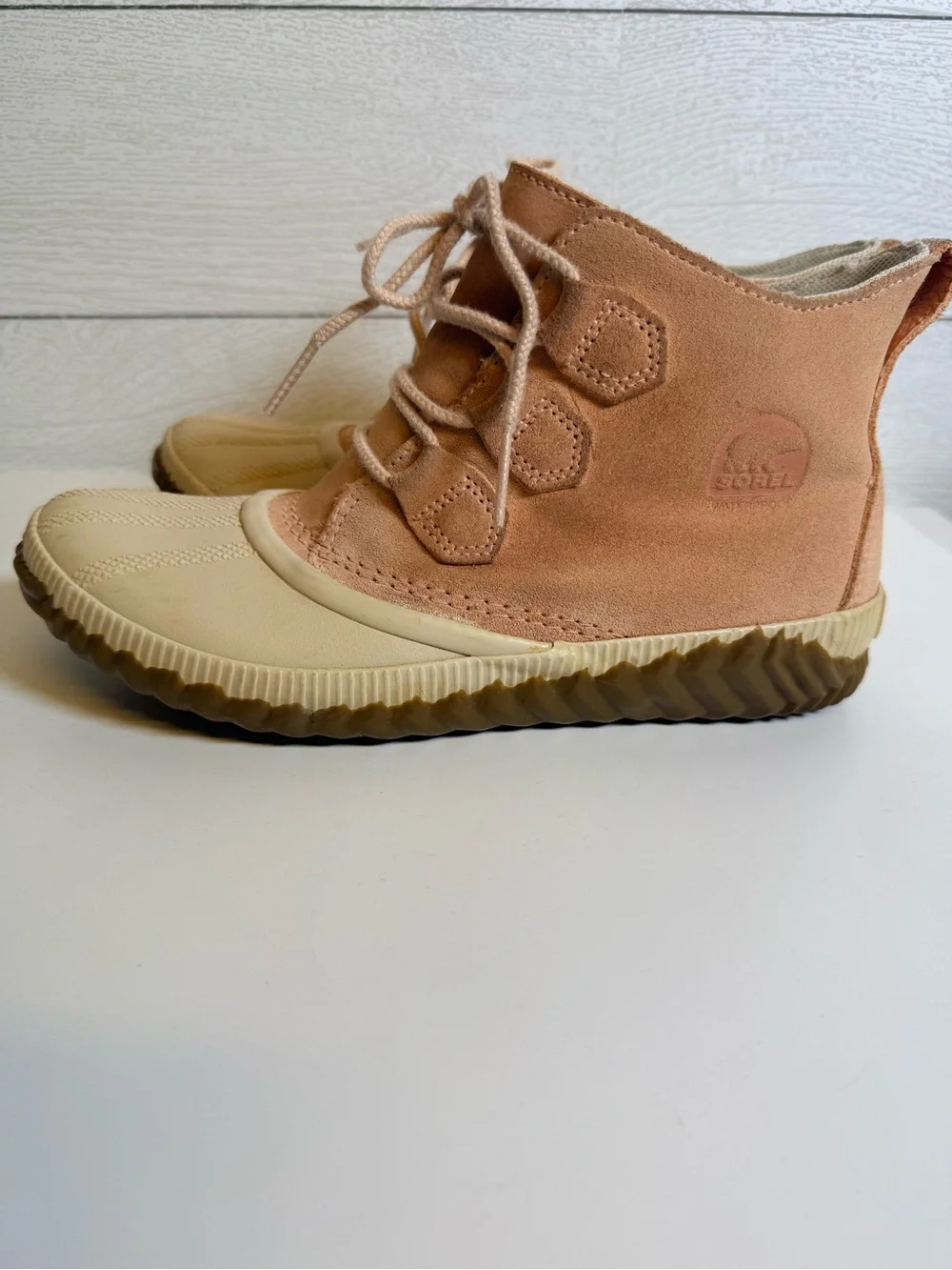Sorel Out ‘N About Women's Beige and pink suede waterproof ankle boots size 9